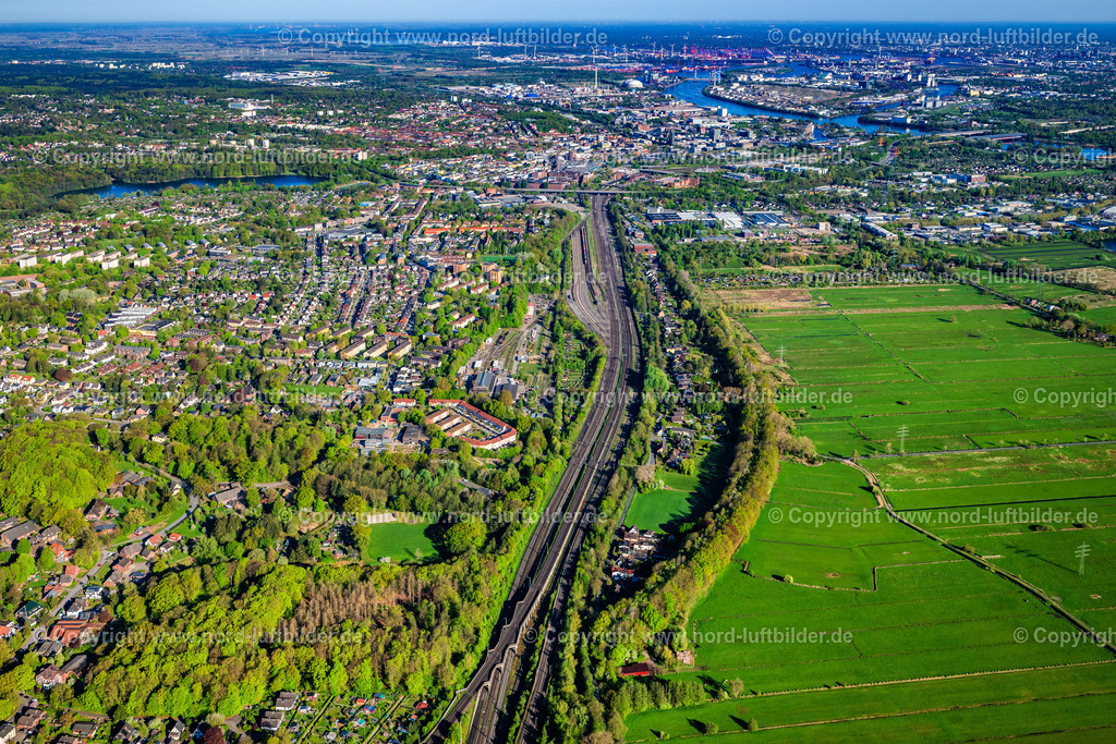 Hamburg_Harburg_Bahntrasse_Nach_Seevetal_ELS_0548270425 | HAMBURG 27.04.2025 Bahn Gleisverlauf- und Gleisanlagen der Deutschen Bahn in Hamburg, Deutschland. // Railway track layout and track systems of Deutsche Bahn in Hamburg, Germany. Foto: Martin Elsen