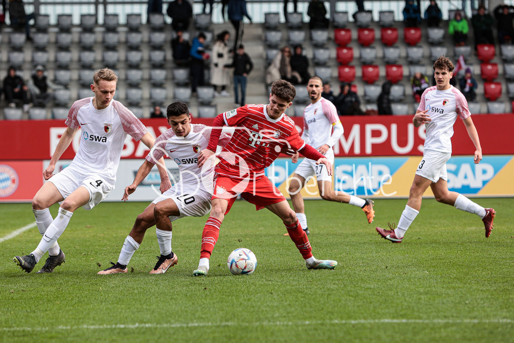 FC Bayern Muenchen U19 - FC Augsburg U19 | Jakob REICHENBACH (FCA #4) und Davide Dell ERBA (FCA #10) im Duell mit Luka KLANAC (FCB #9)