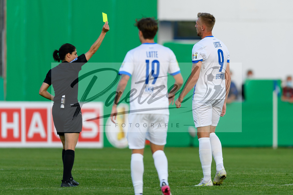 LOTKSC20210809_233 | Fussball, Herren: Schiedsrichterin Riem Hussein zeigt Nils Stettin (Sportfreunde Lotte) die gelbe Karte beim Spiel der 1. Runde im DFB-Pokal zwischen SF Lotte und Karlsruher SC im Stadion am Lotter Kreuz am 09.08.2021 in Lotte, Deutschland.DFB / DFL REGULATIONS PROHIBIT ANY USE OF PHOTOGRAPHS AS IMAGE SEQUENCES AND/OR QUASI-VIDEO. - Realisiert mit Pictrs.com