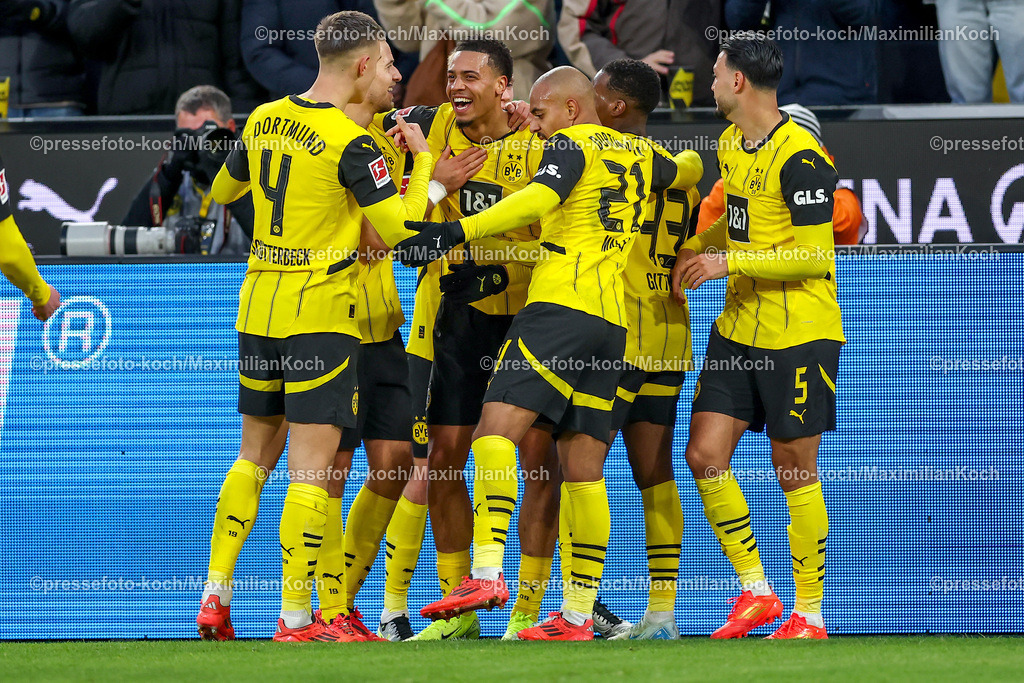 BVB23112401036 | 23.11.2024, Borussia Dortmund - SC Freiburg, 1. Fußball Bundesliga, 11. Spieltag, Signal Iduna Park, Saison 2024 2025: Torjubel nach dem 2:0 durch Felix Nmecha (BVB #8). Zusammen mit Nico Schlotterbeck (BVB #4), Donyell Malen (BVB #21), Ramy Bensebaini (BVB #5)DFB regulations prohibit any use of photographs as image sequences and or quasi-video.