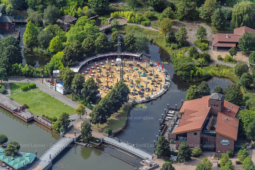 4050219 | OBERHAUSEN 25.08.2021 Gebäude des Restaurant der Bar "CentrO-Beach" an der CentrO-Promenade in Oberhausen im Ruhrgebiet im Bundesland Nordrhein-Westfalen, Deutschland. Weiterführende Informationen bei: CentrO Management GmbH. // Building of the restaurant der Bar "CentrO-Beach" on CentrO-Promenade in Oberhausen at Ruhrgebiet in the state North Rhine-Westphalia, Germany. Further information at: CentrO Management GmbH. Foto: Gerhard Launer