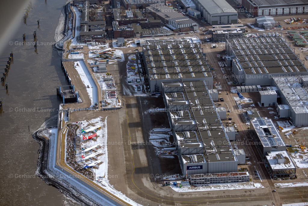 4044556 | HAMBURG 14.02.2021 Winterlich schneebedeckte Pandemiebedingt auf den Freiflächen und Parkpositionen abgestellte Neuflugzeuge A320 - A321 in den jeweiligen Kundenlackierungen im Werftgelände der Airbus SE im Ortsteil Finkenwerder in Hamburg, Deutschland. // Wintry snowy due to the pandemic, new aircraft A320 - A321 in the respective customer liveries parked in the open spaces and parking positions in the Airbus SE shipyard premises in the Finkenwerder district in Hamburg, Germany. Foto: Gerhard Launer