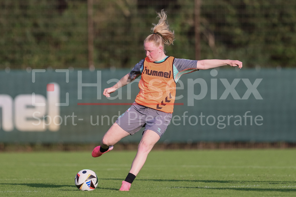 Fussball, Google Pixel Frauen-Bundesliga, Training SV Werder Bremen | v.li.: Jette Behrens (SV Werder Bremen, 39) am Ball, Freisteller, Einzelbild, Ganzkörper, Aktion, Action, Spielszene