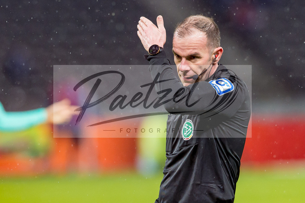 HERBOC20220204_289 | Fussball, Herren: Schiedsrichter Marco Fritz gestikuliert, Gestik bei dem Spiel der 1. Bundesliga zwischen Hertha BSC und VfL Bochum im Olypiastadion am 04.02.2022 in Berlin, Deutschland.DFB / DFL REGULATIONS PROHIBIT ANY USE OF PHOTOGRAPHS AS IMAGE SEQUENCES AND/OR QUASI-VIDEO. - Realisiert mit Pictrs.com