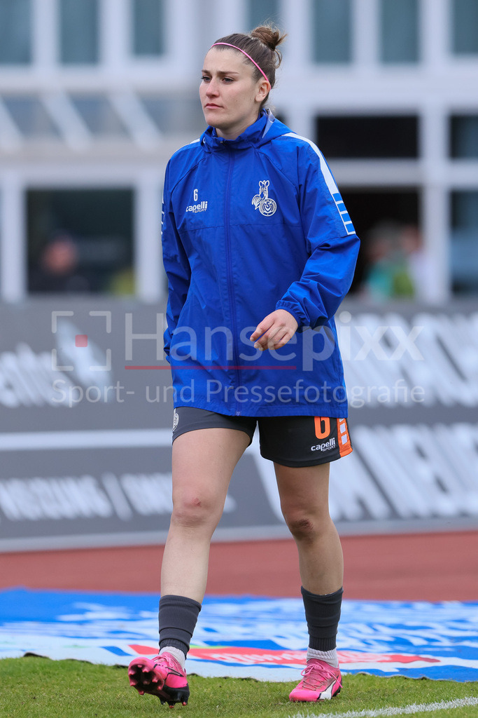 Fussball, Google Pixel Frauen-Bundesliga, SV Werder Bremen - MSV Duisburg | v.li.: Jana Radosavljevic (MSV Duisburg, 2) beim Aufwärmen, DIE DFB-RICHTLINIEN UNTERSAGEN JEGLICHE NUTZUNG VON FOTOS ALS SEQUENZBILDER UND/ODER VIDEOÄHNLICHE FOTOSTRECKEN. DFB REGULATIONS PROHIBIT ANY USE OF PHOTOGRAPHS AS IMAGE SEQUENCES AND/OR QUASI-VIDEO.