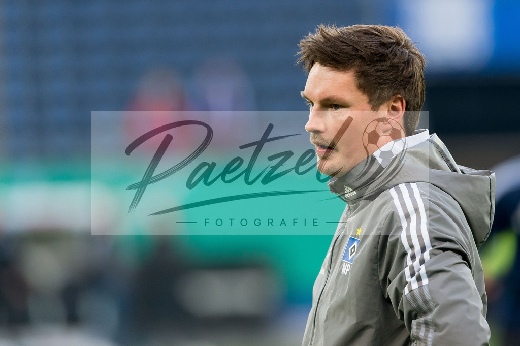 HSVSCF20220419_255 | Fussball, Herren: Co-Trainer Merlin Polzin (Hamburger SV) schaut beim DFB-Pokal-Halbfinalspiel zwischen Hamburger SV und SC Freiburg im Volksparkstadion am 19.04.2022 in Hamburg, Deutschland.DFB / DFL REGULATIONS PROHIBIT ANY USE OF PHOTOGRAPHS AS IMAGE SEQUENCES AND/OR QUASI-VIDEO. - Realisiert mit Pictrs.com