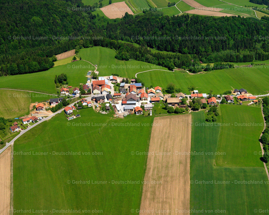 2724072 | HAUZENBERG 19.05.2007 Landwirtschaftliche Nutzflächen und Feldgrenzen  umsäumen das Siedlungsgebiet des Dorfes in Hauzenberg im Bundesland Bayern, Deutschland // Agricultural land and field boundaries surround the settlement area of the village  in Hauzenberg in the state Bavaria, Germany Foto: Gerhard Launer