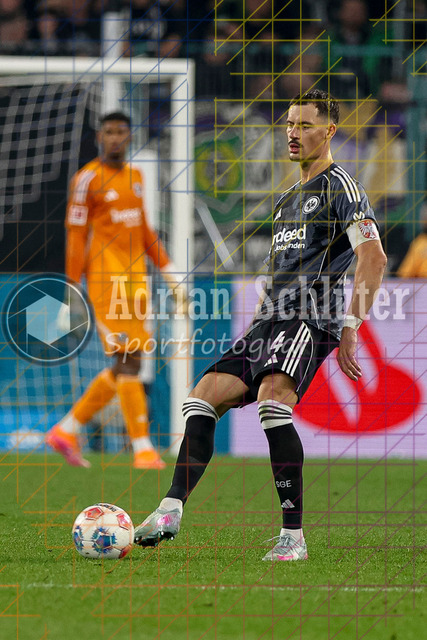 Borussia Mönchengladbach vs Eintracht Frankfurt - Bundesliga  | Mönchengladbach, Deutschland, 27.09.25:   Robin Koch (Eintracht Frankfurt) in Aktion am Ball, Einzelaktion waehrend des Spiels der Bundesliga zwischen Borussia Mönchengladbach vs Eintracht Frankfurt im Stadion im Borussia Park(Foto von Brauer-Fotoagentur / Adrian Schlueter)