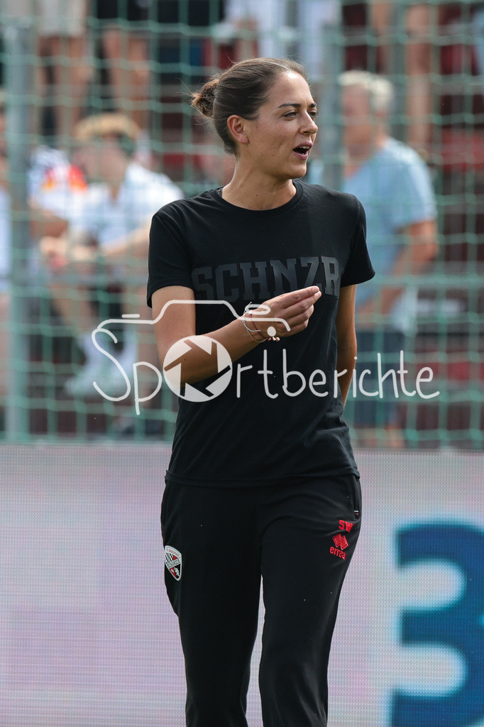 SpVgg Unterhaching - FC Ingolstadt | im Bild FC Ingolstadt Trainerin Sabrina WITTMANN in Aktion / Freisteller / Einzelfoto