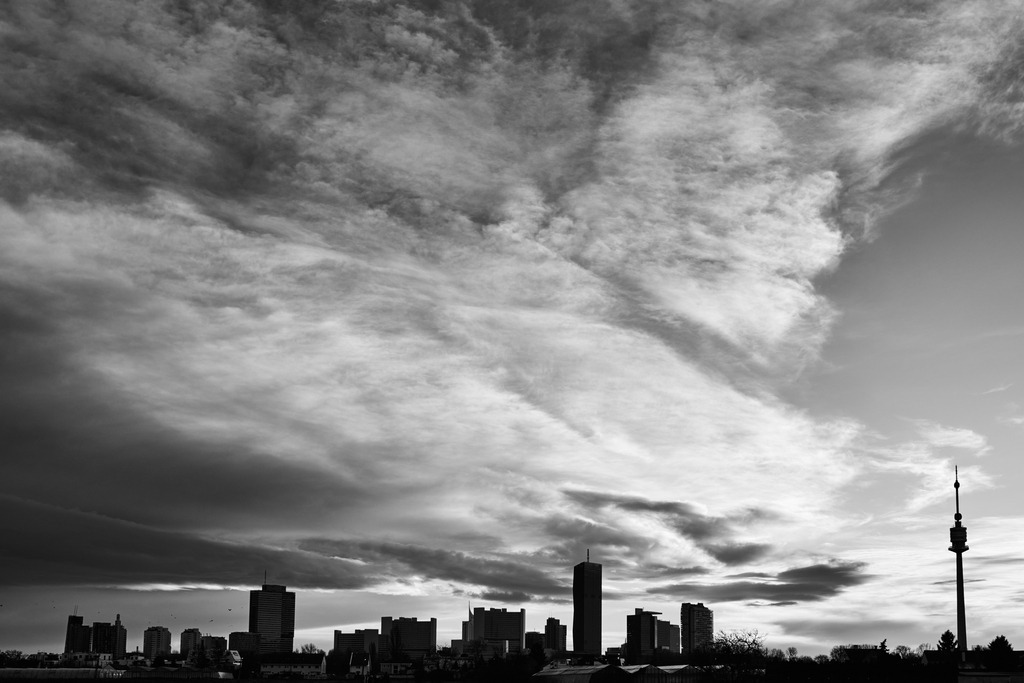 Blick auf die Skyline von Wien | Wien, Austria - December 29, 2020: Blick auf die Skyline von Wien mit Donauturm. - Realisiert mit Pictrs.com