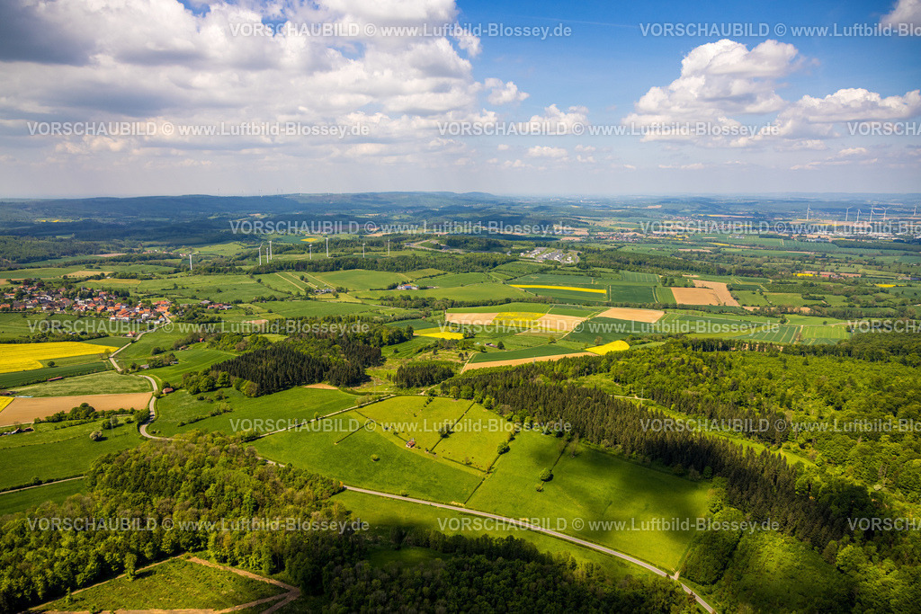 Brakel240504719NSG-HinnenburgerForst | Luftbild, NSG Naturschutzgebiet Hinnenburger Forst mit Emder Bachtal, sanften Hügellandschaft mit Wiesen und Feldern, Kuhstall Haus auf einer Wiese mit Boot auf und im Haus als Kunstwerk vom Künstler Ilan Averbuch, Fernsicht mit blauem Himmel und Wolken, Erwitzen, Nieheim, Ostwestfalen, Nordrhein-Westfalen, Deutschland