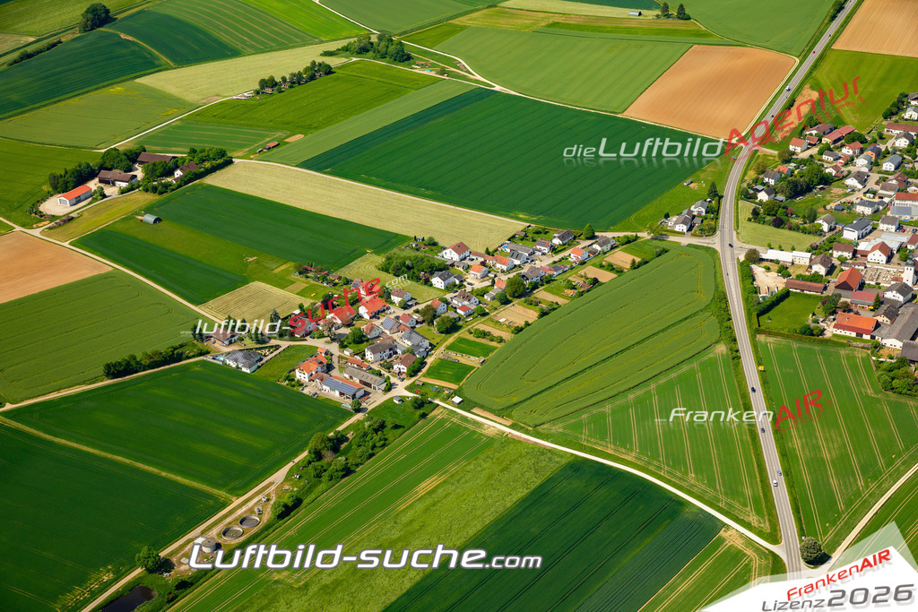 Das Luftbild zeigt Pietenfeld Adelschlag - Die Luftaufnahme wurde 2023 vom UL-Flugzeug aus erstellt ( keine Drohne ) - Hochauflösende Luftaufnahme - Für grossformatige Ausdrucke geeignet. Die Geschenkidee !Mit Lizenz und Bildrechte bestellbar