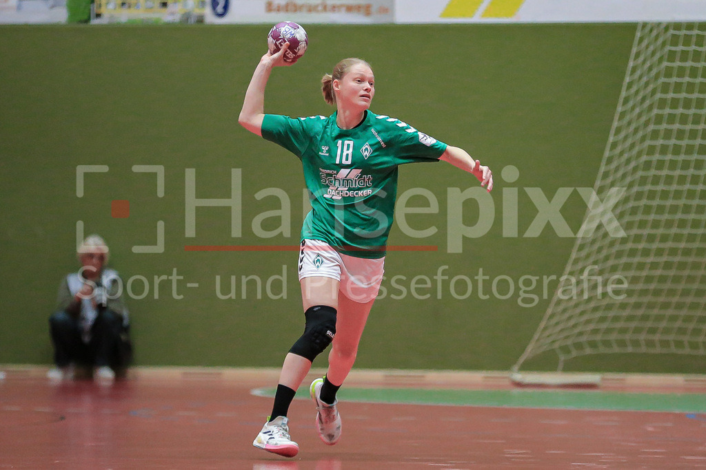 Handball, 2. Bundesliga Frauen, SV Werder Bremen - HL Buchholz 08-Rosengarten | v.li.: Denise Engelke (SV Werder Bremen, 18) Freisteller am Ball, Einzelfoto, Spielszene, Aktion, Action