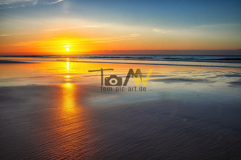 Funkelnder Sonnenaufgang am Strand von Fuerteventura--Meer | Es glitzert die Sonne im feuchten unberührten Sand, und strahlt tief orange über das seichte Wasser. - Realisiert mit Pictrs.com