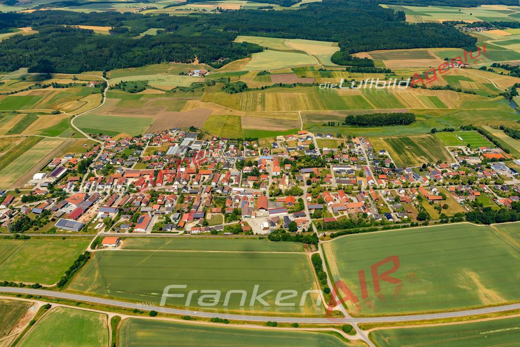 sallach-geiselhoering-630-2023 | Das Luftbild zeigt : Sallach Geiselhöring - Die Luftaufnahme wurde 2023 vom UL-Flugzeug aus erstellt ( keine Drohne ) - 
Hochauflösende Luftaufnahme - Für grossformatige Ausdrucke geeignet. Die Geschenkidee !
Mit Lizenz und Bildrechte bestellbar