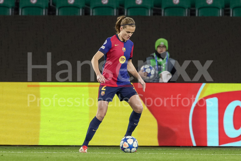 Fussball, UEFA Womens Champions League, VfL Wolfsburg - FC Barcelona | v.li.: Irene Paredes (FC Barcelona, 2) am Ball, Freisteller, Einzelbild, Ganzkörper, Aktion, Action, Spielszene