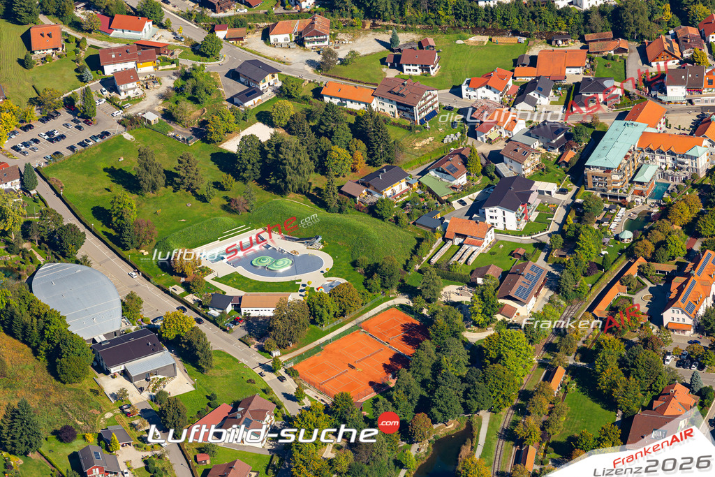 Die Luftaufnahme Kurparkbad - Bodenmais wurde 2021 mittels Flugzeug (keine Drohne) erstellt. Hohe Auflösung -für große Poster und Wandbilder geeignet!