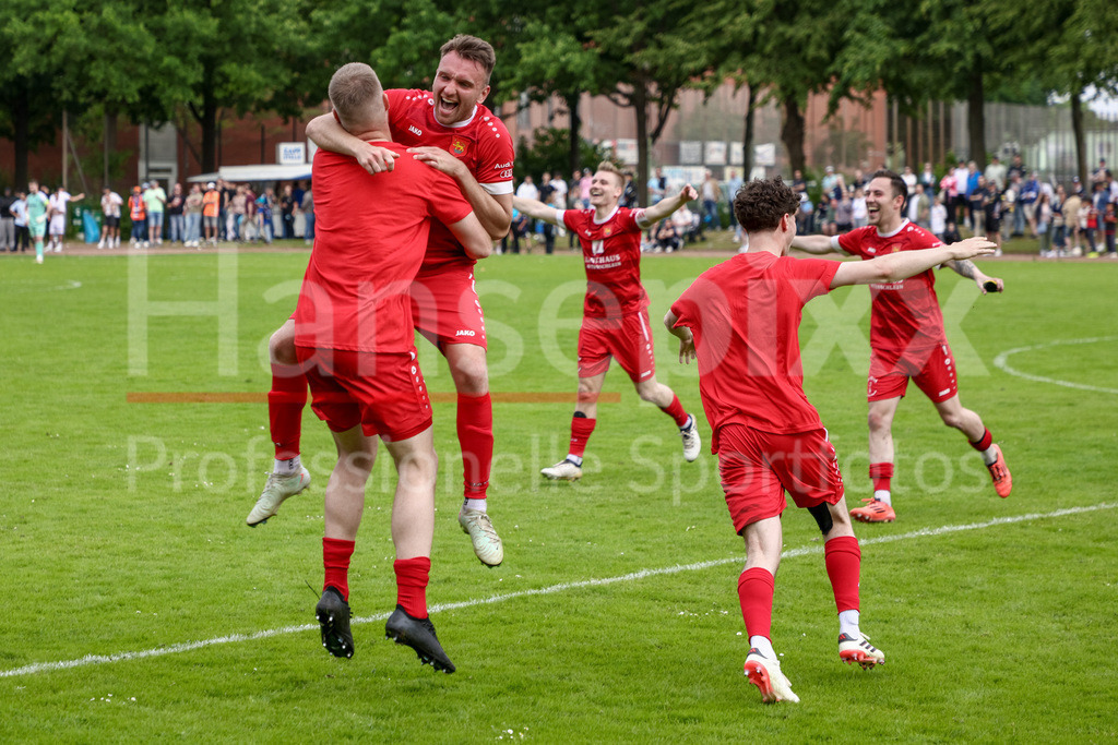 Fussball, Relegation Regionalliga Nord, SV Hemelingen - FSV Schöningen | Spieler vom FSV Schöningen mit Jubel über den Aufstieg in die Regionalliga Nord, Jubel, ausgelassen, Party, fröhlich, Lachen, Freude über den Sieg, über das gewonnene Spiel