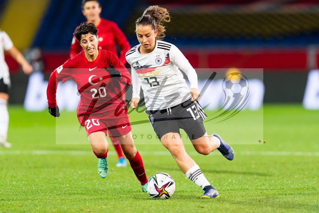 GERTUR20211126_019 | Fussball, Frauen: Elif Keskin (Turkey) und Sara Draebitz (Germany) im Zweikampf bei dem Spiel der WM-Qualifikation zwischen Deutschland und Tuerkei im Eintracht-Stadion am 26.11.2021 in Braunschweig, Deutschland. - Realisiert mit Pictrs.com