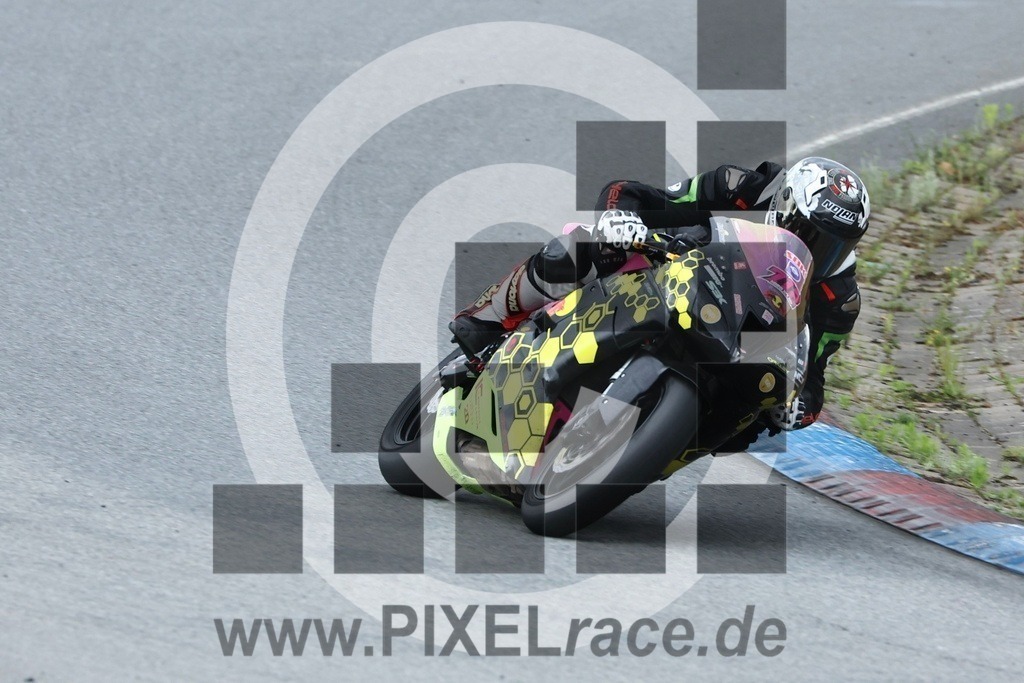 0712-20250608_11334 | Schöne Erinnerungen an spannende Momente - das festzuhalten ist unser Job. PIXELrace.de ist seit 2003 auf den Rennstrecken Europas unterwegs um die Action draußen beim Fahren und die wunderbare Stimmung imm Fahrerlager für euch einzufangen.