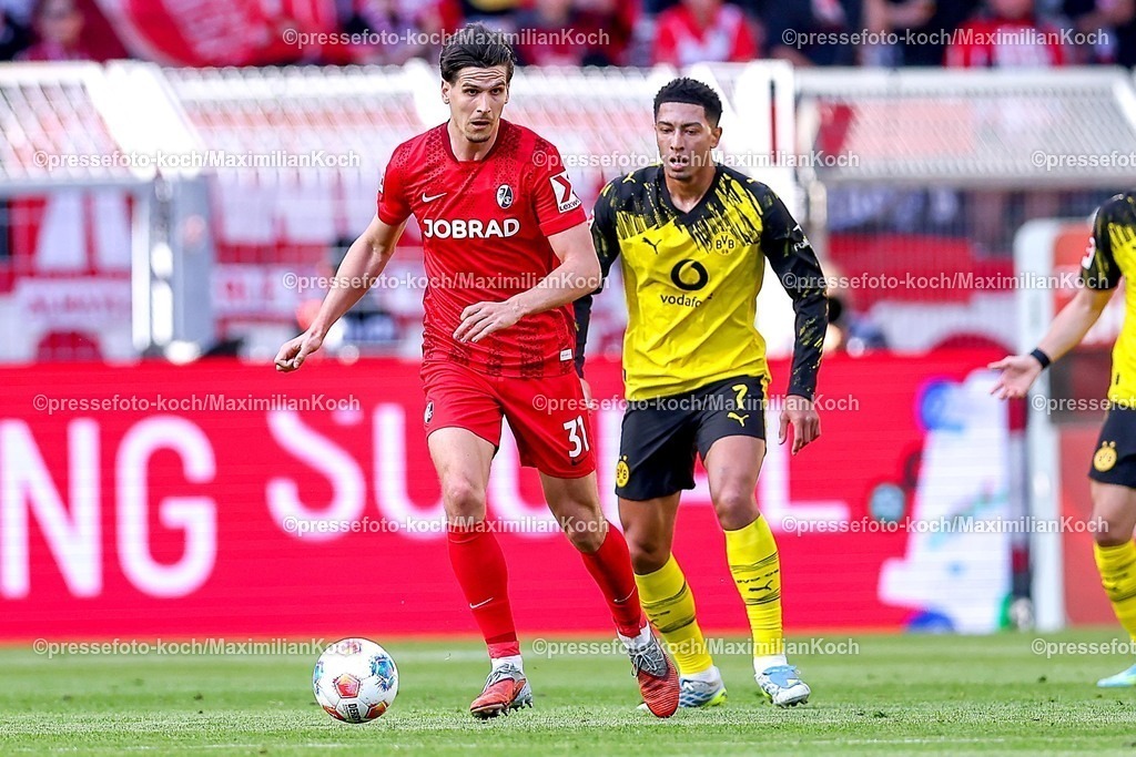 BVB26042601029 | 26.04.2026, Fußball, Borussia Dortmund - SC Freiburg, 1. Fußball Bundesliga, 31. Spieltag, Signal Iduna Park, Saison 2025 2026: Igor Matanovic&nbsp;(SC Freiburg #31 )im Zweikampf gegen Jobe Bellingham&nbsp;(BVB #07)    DFB regulations prohibit any use of photographs as image sequences and or quasi-video.