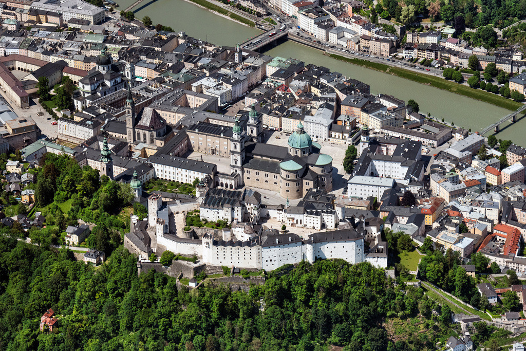 dr__0097234.jpg | SALZBURG 19.05.2022 Burganlage der Veste Festung Hohensalzburg an der Straße Mönchsberg in Salzburg in Österreich. // Castle of the fortress Festung Hohensalzburg on street Moenchsberg in Salzburg in Austria. Foto: Daniel Reiter