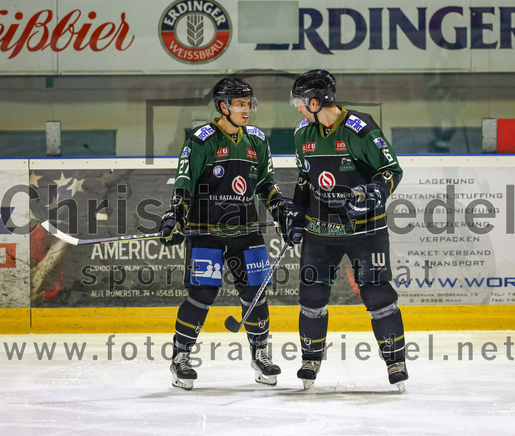 2022-12-02_018_TSV_Erding_gegen_EV_Pegnitz | Erding, Deutschland, 02.12.2022:
Eishockey, Bayernliga 2022 / 2023, 17. Spieltag, TSV Erding gegen EV Pegnitz, Endergebnis: 9:3

Mark Waldhausen (Erding Gladiators, #27), Thomas Plihal (Erding Gladiators, #65)

Foto: Christian Riedel / fotografie-riedel.net