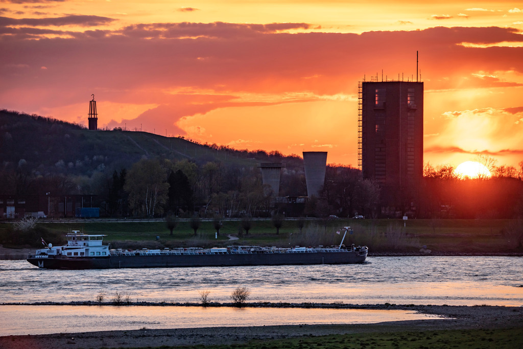 JT-210413 | Frachtschiff auf dem Rhein bei Duisburg-Beeckerwerth, Halde Rheinpreussen in Moers, Haldenzeichen Das Geleucht, Förderturm der ehemalige Zeche Rheinpreußen Schacht VIII, Duisburg, NRW, Deutschland  - Realisiert mit Pictrs.com