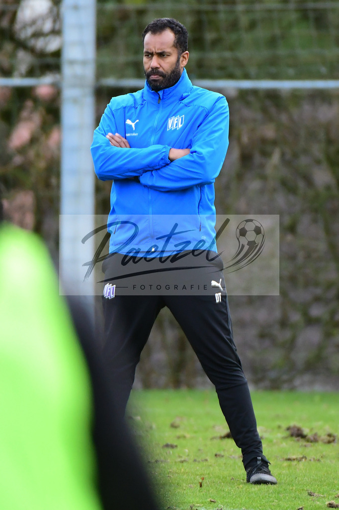 20200229_TRAOSN_0034 | Fussball, Herren: Trainer Daniel Thioune (VfL Osnabrueck) schaut waehrend der Trainingseinheit des VfL Osnabrueck im Sportpark Illoshoehe am 29.02.2020 in Osnabrueck, Deutschland. - Realisiert mit Pictrs.com