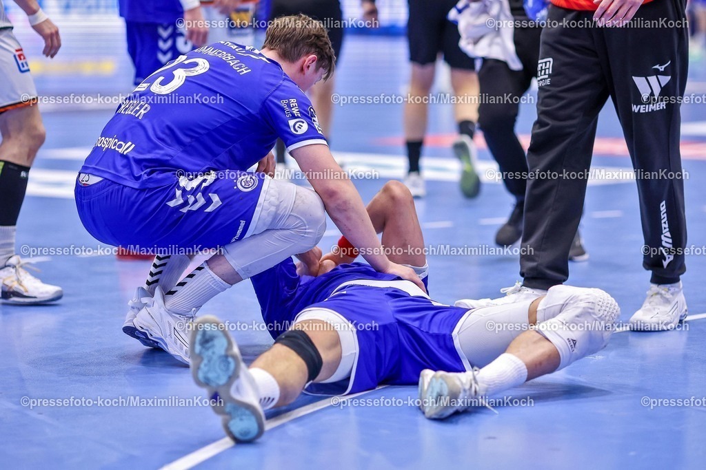 Gum27032501043 | 27.03.2025, Handball, HBL, VfL Gummersbach - HSG Wetzlar, Schwalbe-Arena: Julian Köster (GUM #7) liegt mit Schmerzen neben Ole Pregler (GUM #23) auf dem Spielfeld 