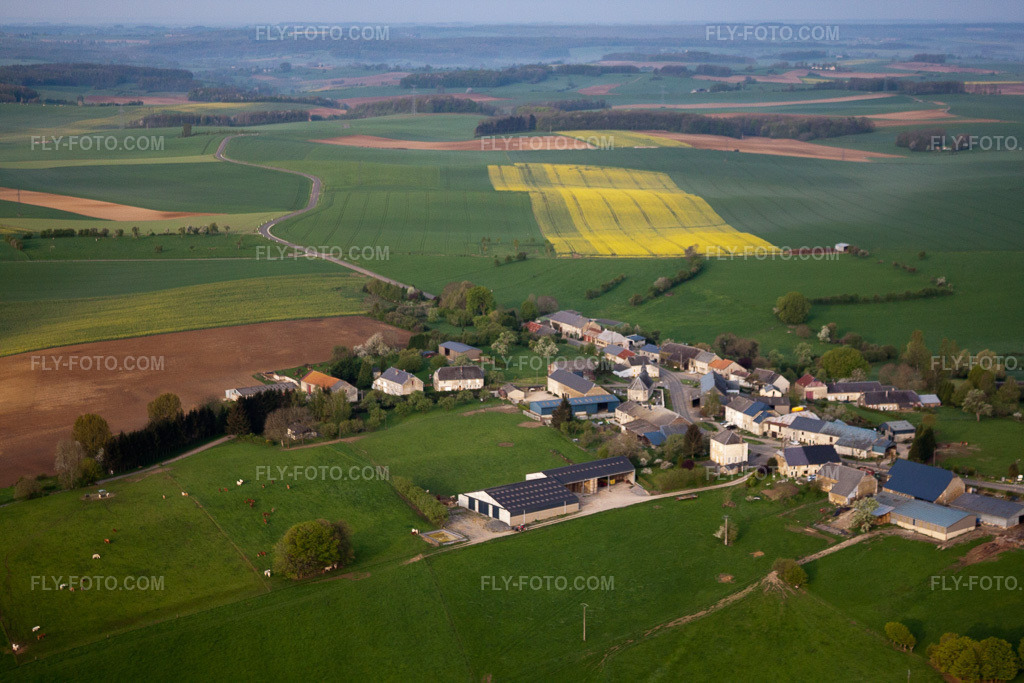Aerial view: View of the town in Flaignes-Havys in the state Ardennes, France. – Photo: IMG_39910.jpg taken on 04/17/2011 by Werner Riehm/FLY-FOTO.com – Resolution of the original: 4752 x 3168 px