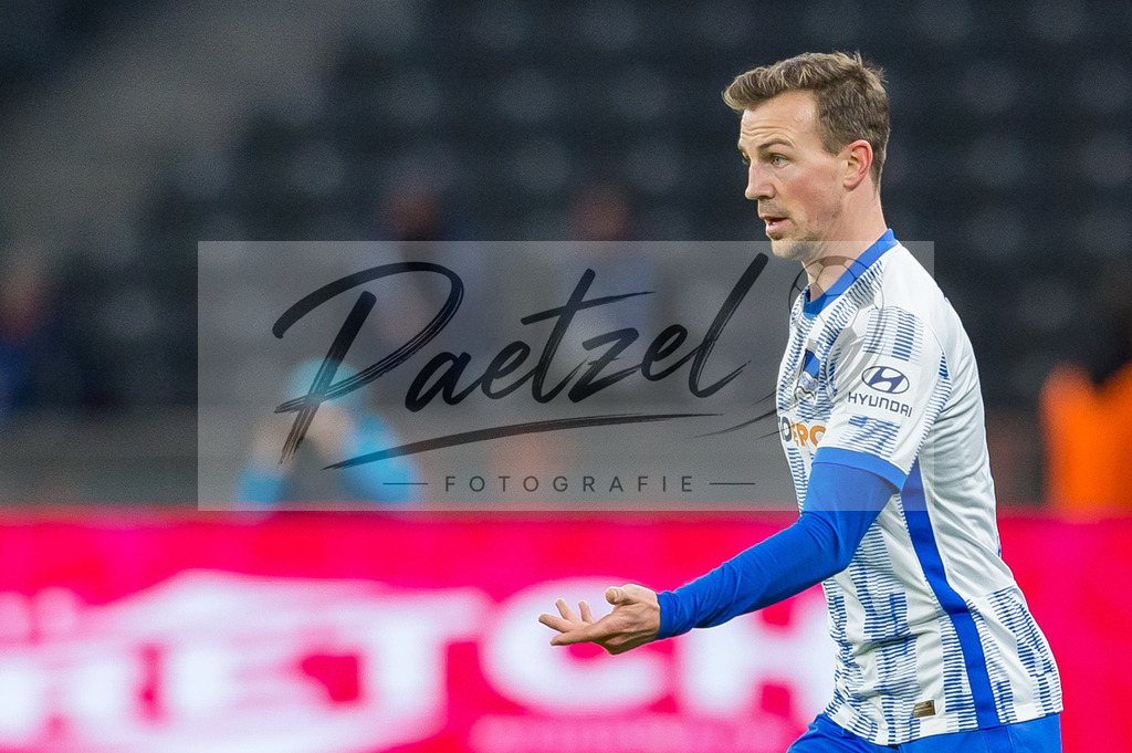 HERBOC20220204_221 | Fussball, Herren: Vladimir Darida (Hertha BSC) gestikuliert, Gestik bei dem Spiel der 1. Bundesliga zwischen Hertha BSC und VfL Bochum im Olypiastadion am 04.02.2022 in Berlin, Deutschland.DFB / DFL REGULATIONS PROHIBIT ANY USE OF PHOTOGRAPHS AS IMAGE SEQUENCES AND/OR QUASI-VIDEO. - Realisiert mit Pictrs.com