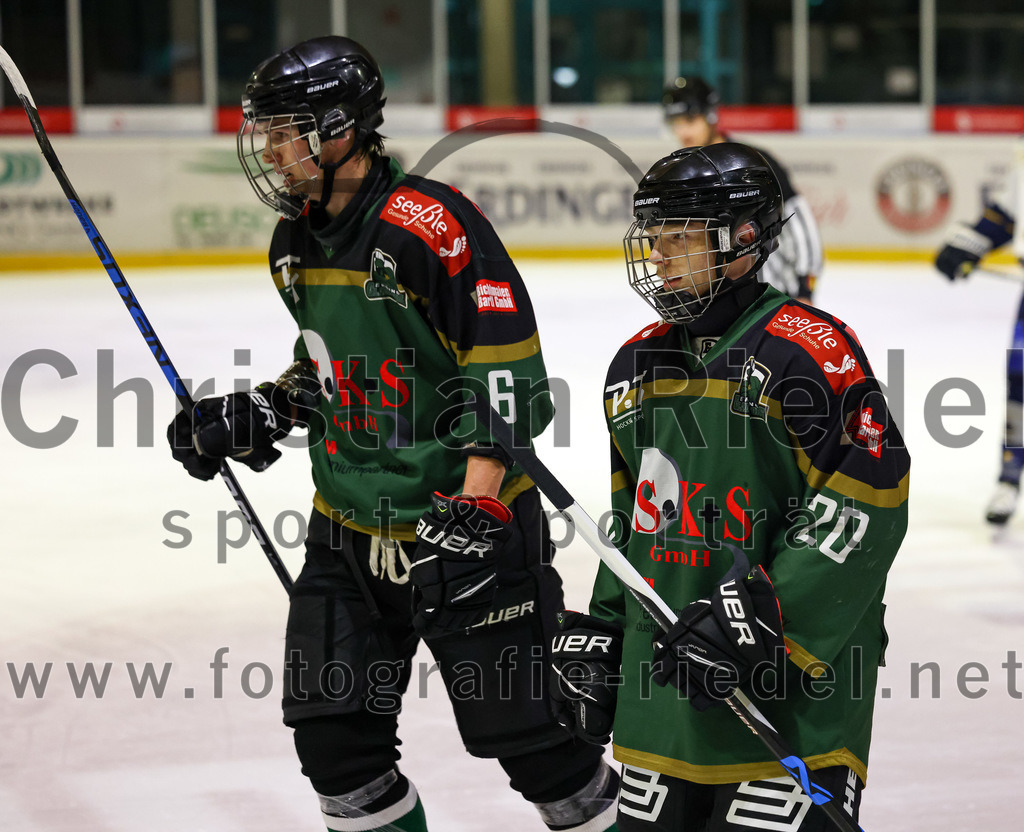 2022-11-26_085_TSV_Erding_gegen_ESC_Geretsried | Erding, Deutschland, 26.11.2022:
Eishockey, Bayernliga U20 2022 / 2023, xx. Spieltag, TSV Erding gegen ESC Geretsried, Endergebnis: 5:3

Thomas Baumann (Erding Gladiators, #6), Jannik Schumann (Erding Gladiators, #20)

Foto: Christian Riedel / fotografie-riedel.net