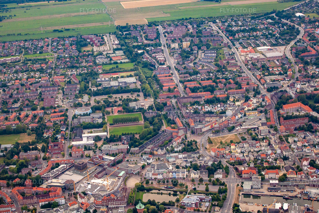 Luftbild: Karl-Olfers Platz in Cuxhaven im Bundesland Niedersachsen in Deutschland. Foto: IMG_70557.jpg vom 06.08.2014 durch Werner Riehm/FLY-FOTO.de
