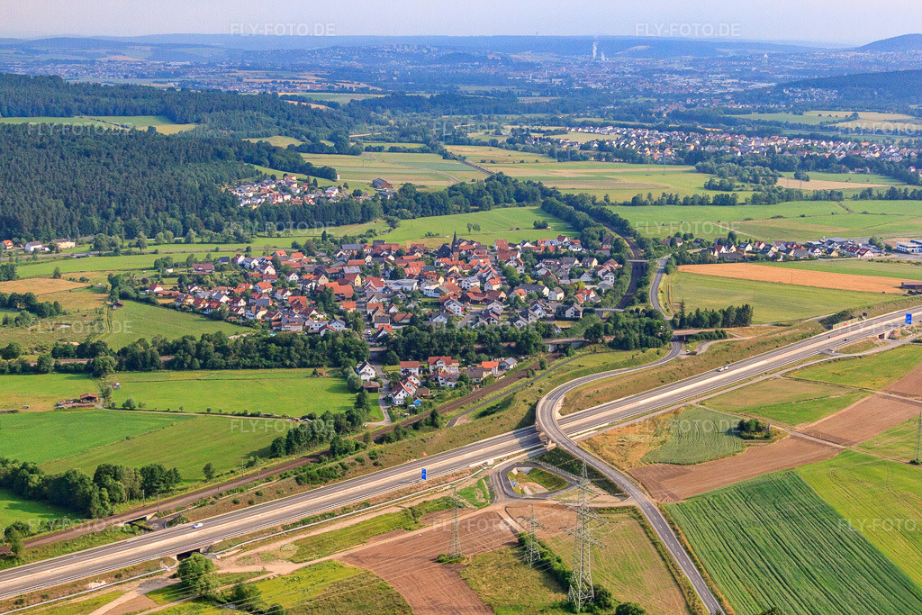 Luftbild: Dorfansicht aus Süden jenseits der A66 im Ortsteil Kerzell in Eichenzell im Bundesland Hessen in Deutschland. Foto: IMG_68893.jpg vom 22.06.2014 durch Werner Riehm/FLY-FOTO.de