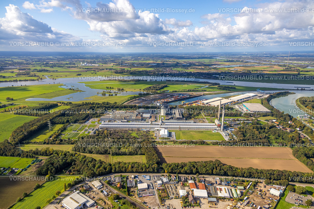 Voerde241009428 | Luftbild, Hafen Emmelsum und Werksgelände TRIMET Aluminium SE am Schleusenstraße, Überschwemmungsgebiet mit Fluss Rhein, Fernsicht und Himmel mit Wolken, Spellen, Voerde, Niederrhein, Nordrhein-Westfalen, Deutschland