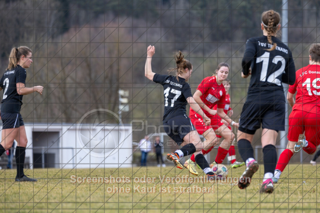 20250223_133402_0227 | #,1.FC Donzdorf (rot) vs. TSV Tettnang (schwarz), Fussball, Frauen-WFV-Pokal Achtelfinale, Saison 2024/2025, Rasenplatz Lautertal Stadion, Süßener Straße 16, 73072 Donzdorf, 23.02.2025 - 13:00 Uhr,Foto: PhotoPeet-Sportfotografie/Peter Harich
