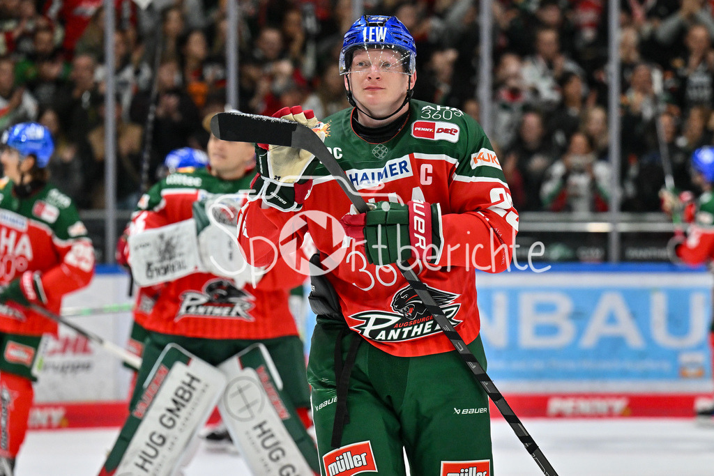 Augsburger Panther - Kölner Haie | die Augsburger Panther feiern zusammen mit den Fans den Heimsieg gegen die Kolner Haie / Denis REUL (Augsburger Panther #29)  / DEL: Augsburger Panther - Kölner Haie, Curt Frenzel Stadion am 29.09.2024