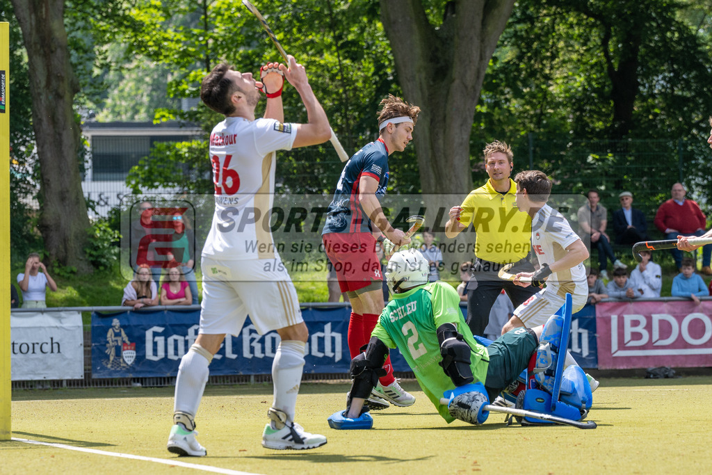 SFE_20230521_0125 | 1. Bundesliga Hockey Viertelfinale 3 Herren Rot-Weiss Köln - Berliner HC am 21.05.2023 in Köln (KTHC Stadion Rot-Weiss Köln Tennis and Hockey Club), Photo: Stephan Fehrmann 2023 (Sports-Gallery),Elian Mazkour ( Rot-Weiss Köln #26 ) ,Mika Schleu ( Tormann Bremer HC #1 )