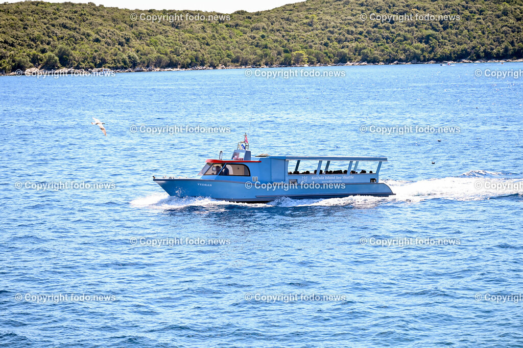 Kroatien_ Korcula_ Insel in Sueddalmatien_ Korcula Stadt_ 13.09.2024-23 | 13.09.2024, Kroatien, HRV, Korcula, Insel in Sueddalmatien, Korcula Stadt im Bild Hafen, Hafenansichten, Boot, Boote, Schiff, Schiffe, Gebauede, Adria, Meer, Stadtansichten, Altstadt, Marco Polo, Museum, Touristen, Souvenier, Restaurant, KonobaKorcula - Schwarzes Korfu - benannt nach den dunklen Kiefernwaeldern, ist eine zu Kroatien gehoerende Insel in der Adria vor der Kueste Sueddalmatiens. Zugleich ist sie Teil des Dinarischen Gebirges. Quelle: Wikipedia
