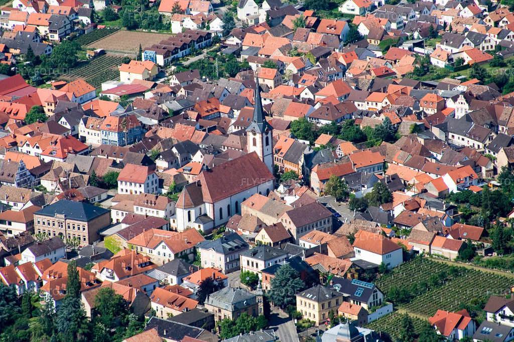 Luftbild: Kirche St. Kosmas und Damian in Maikammer im Bundesland Rheinland-Pfalz in Deutschland. Foto: IMG_2174.jpg vom 03.06.2006 durch Werner Riehm/FLY-FOTO.de