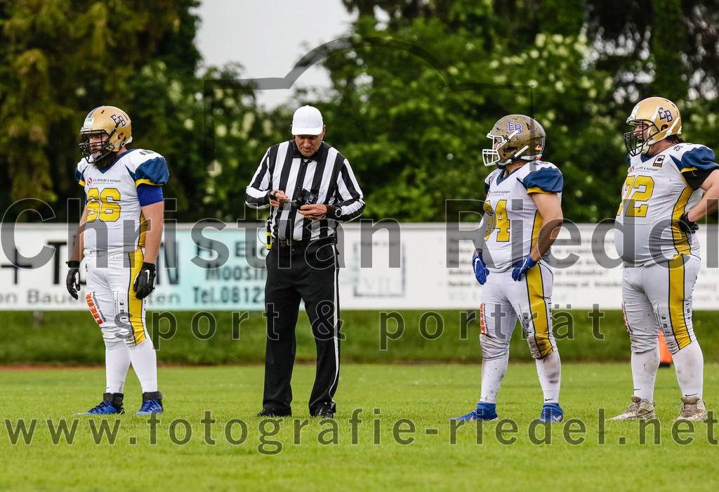 2022-05-29_084_Erding_Bulls_gegen_Nuernberg_Rams | Erding, Deutschland, 29.05.2022:
Fußball, Regionalliga 2022, 5. Spieltag, Erding Bulls gegen Nürnberg Rams, Endergebnis: 10:16

+e66+, Ersen Akin (Erding Bulls, #64), Alexander Stacke (Erding Bulls, #72)

Foto: Christian Riedel / fotografie-riedel.net