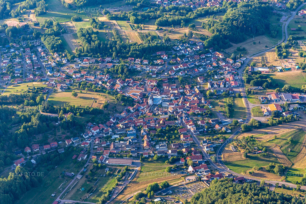 Luftbild:  im Ortsteil Gossersweiler in Gossersweiler-Stein im Bundesland Rheinland-Pfalz in Deutschland. Foto: IMG_133646.jpg vom 18.07.2022 durch Werner Riehm/FLY-FOTO.deGossersweiler-Stein - Landkreis Südliche Weinstrasse