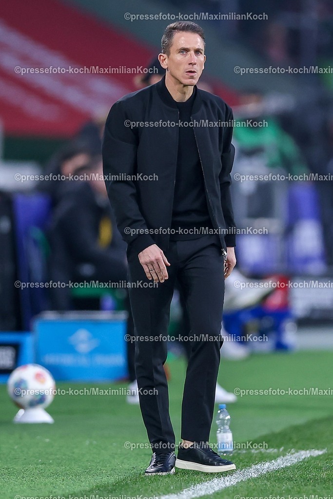 BMG13122502061 | 13.12.2025, Fußball, Borussia Mönchengladbach - VfL Wolfsburg, 1. Fußball Bundesliga, 14.Spieltag, Borussia-Park, Saison 2025 2026: Interimstrainer Daniel Bauer (VfL Wolfsburg #hc) gestikulierend am Spielfeldrand   DFB regulations prohibit any use of photographs as image sequences and or quasi-video.