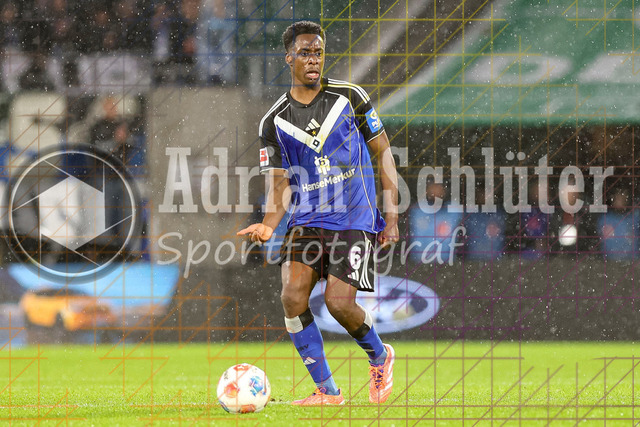 1. FC Köln vs Hamburger SV - 1. Bundesliga  | Köln, Deutschland, 02.11.25:   Albert Sambi Lokonga (Hamburger SV) in Aktion am Ball, Einzelaktion waehrend des Spiels der Bundesliga zwischen  1. FC Köln vs Hamburger SV in der RheinEnergieStadion(Foto von Brauer-Fotoagentur / Adrian Schlueter)