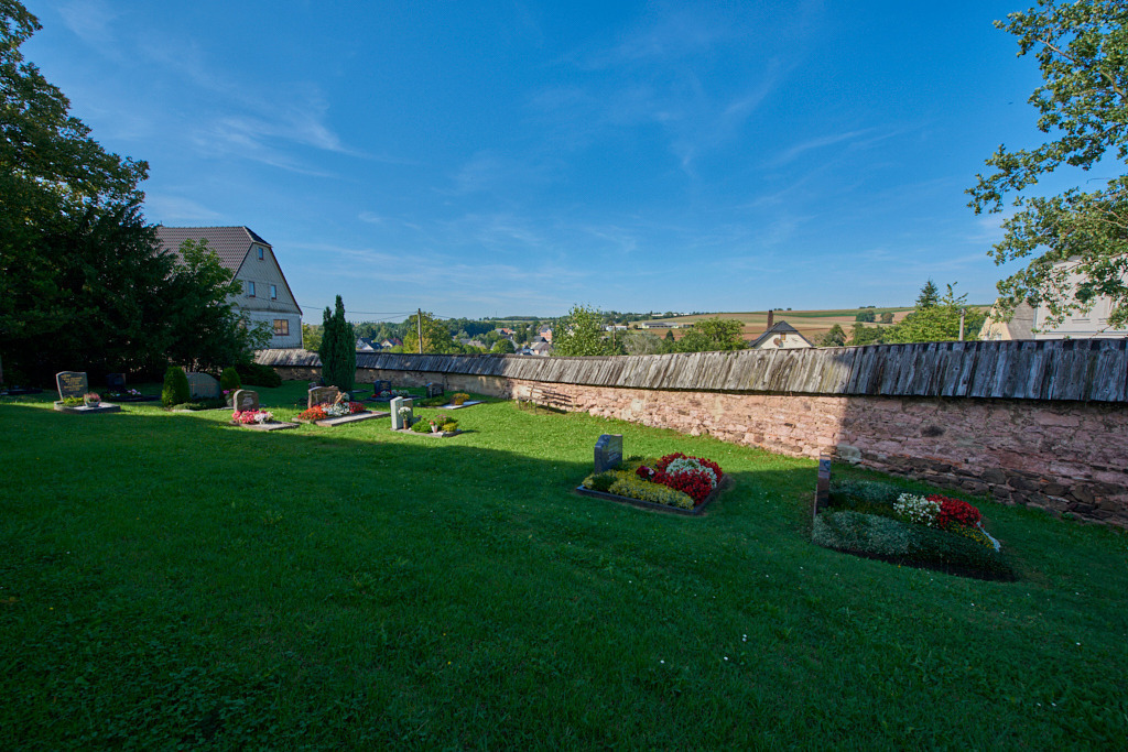 Kirche zu den drei Marien zu Härtensdorf mit Einfriedungsmauer von 1150 01 | Bedeutsame Landschaften Deutschlands - Realisiert mit Pictrs.com