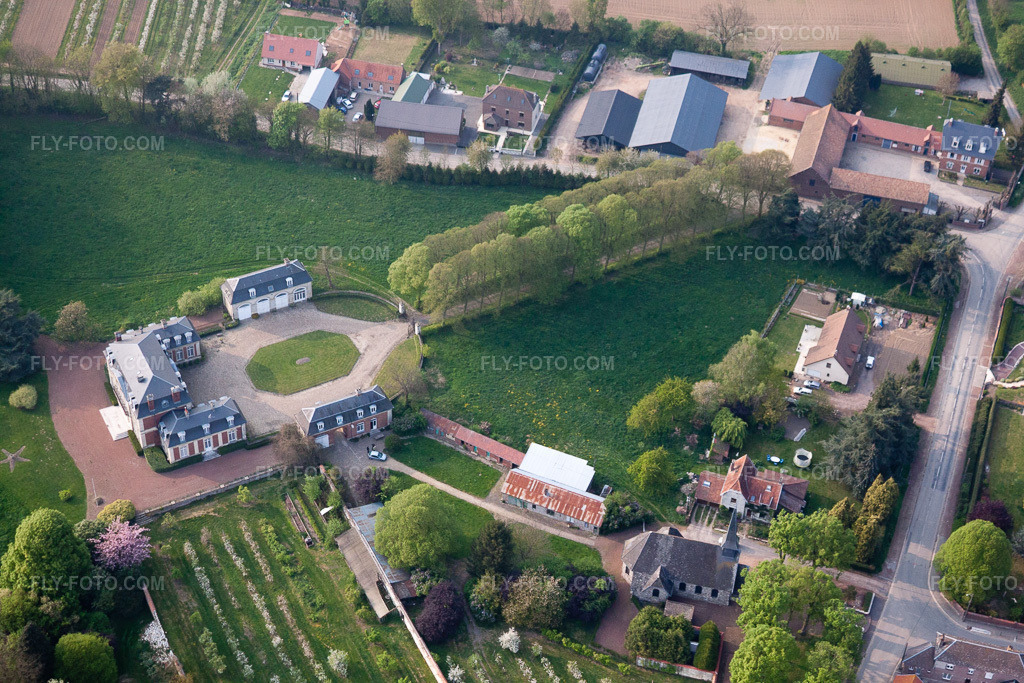 Aerial view: View of the town in Hendecourt-lès-Ransart in the state Pas de Calais, France. – Photo: IMG_40090.jpg taken on 04/17/2011 by Werner Riehm/FLY-FOTO.com – Resolution of the original: 4752 x 3168 px