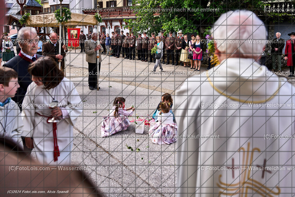 ALP7923_Fronleichnam_Lackenhof_Feuerwehr | (C)FotoLois.com, Alois Spandl. FRONLEICHNAM in Lackenhof mit Pfarrer Norbert Burmettler, Musikkapelle, Feuerwehr, Goldhaubengruppe und vielen LackenhoferInnen, Do 30. Mai 2024.