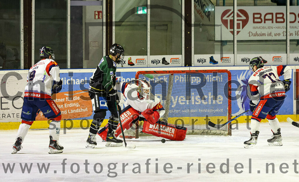 2023-01-13_016_TSV_Erding_gegen_VfE_Ulm-Neu-Ulm | Erding, Deutschland, 13.01.2023:
Eishockey, Bayernliga 2022 / 2023, 27. Spieltag, TSV Erding gegen VfE Ulm/Neu-Ulm, Endergebnis: 

Jon Jäger (VfE Ulm/Neu-Ulm e. V., #9), Daniel Krzizok (Erding Gladiators, #18), Torwart David Heckenberger (VfE Ulm/Neu-Ulm e. V., #3), Julian Tischendorf (VfE Ulm/Neu-Ulm e. V., #73)

Foto: Christian Riedel / fotografie-riedel.net