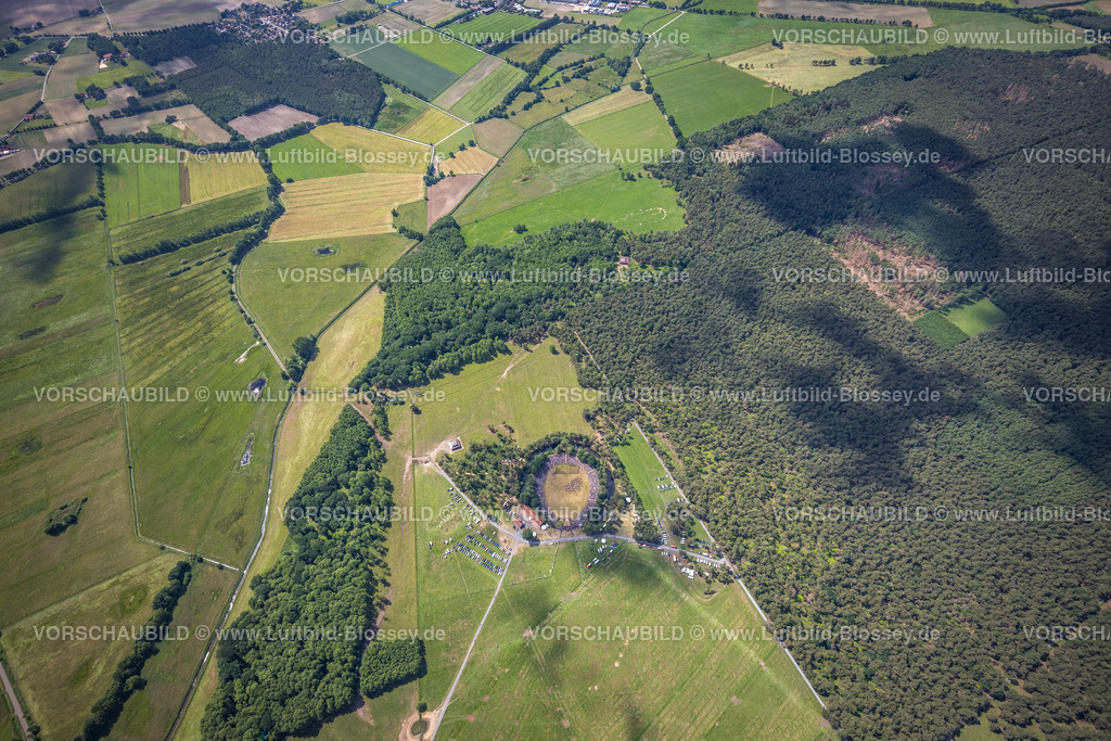 Duelmen220506012MerfelderBruchPferde17mm | Luftbild, Wildpferdefang im Merfelder Bruch bei Dülmen, Arena der Wildpferdebahn, Herzöge von Croÿ Anwesen, Pferdeherde,  Merfeld, Dülmen, Münsterland, Nordrhein-Westfalen, Deutschland